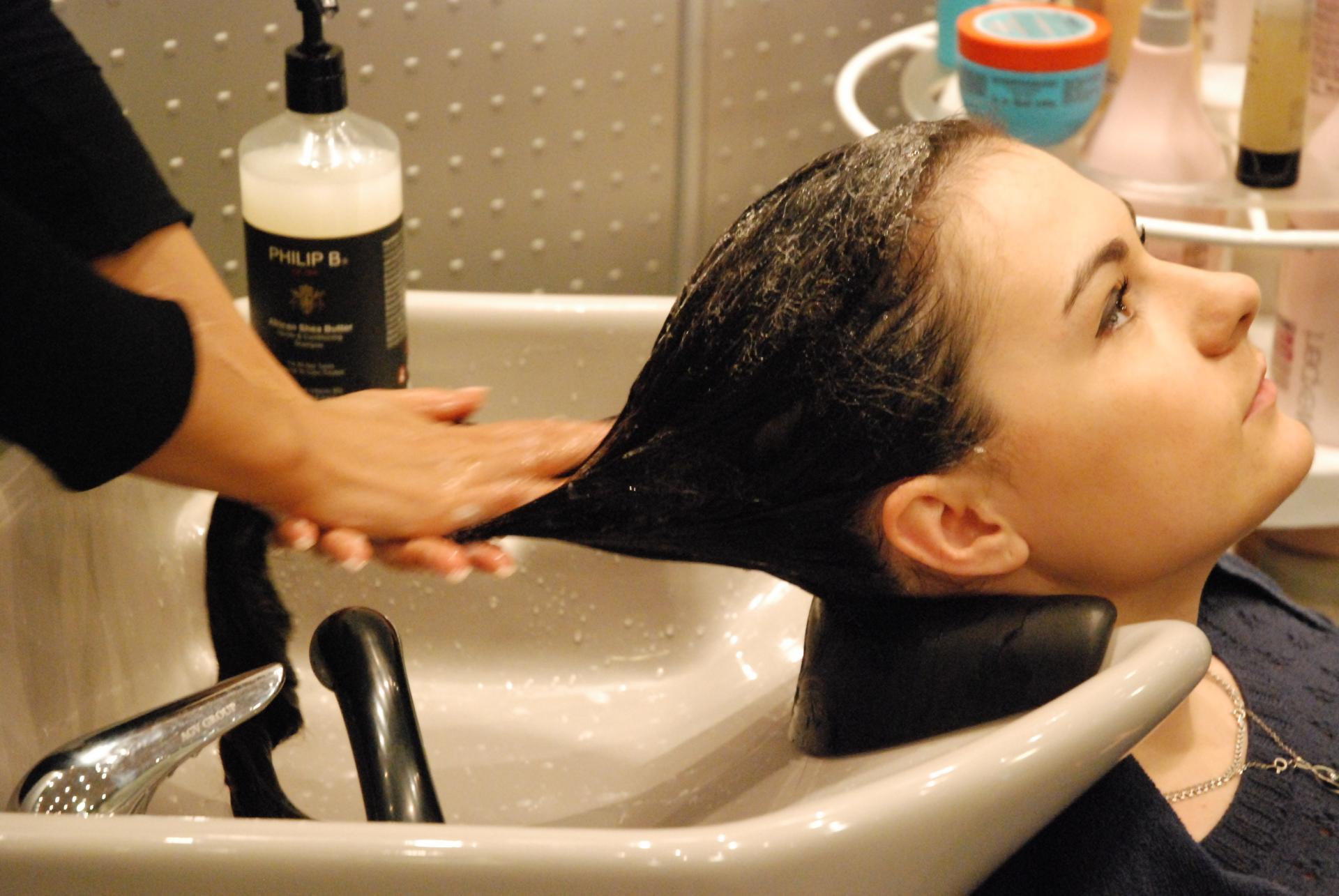 Маска для волос после мытья головы. Мытье головы. Мытье волос в салоне. Мытье волос в парикмахерской. Мытье головы в салоне.
