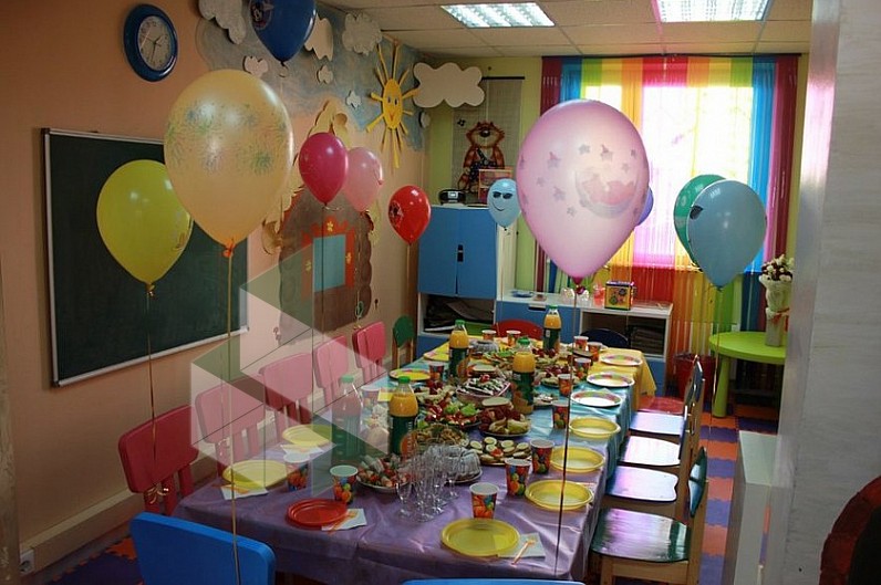 Сценарий дня рождения ребенку дома. Детский день рождения. Детский день рождения дома. День рождения в игровой комнате. Детские стол на день рождения в игровую комнату.