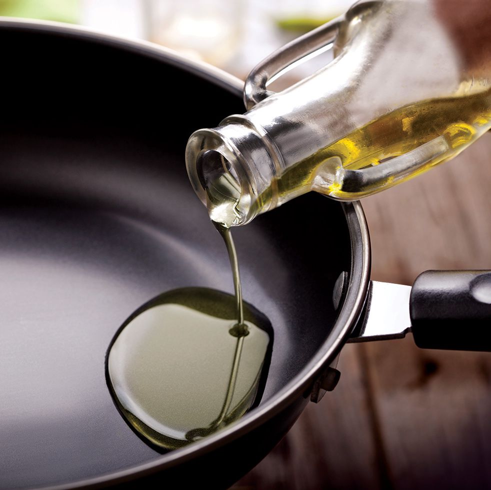 Масло на сковороде. Сковородка с маслом. Оливковое масло. Растительное масло на сковороде.