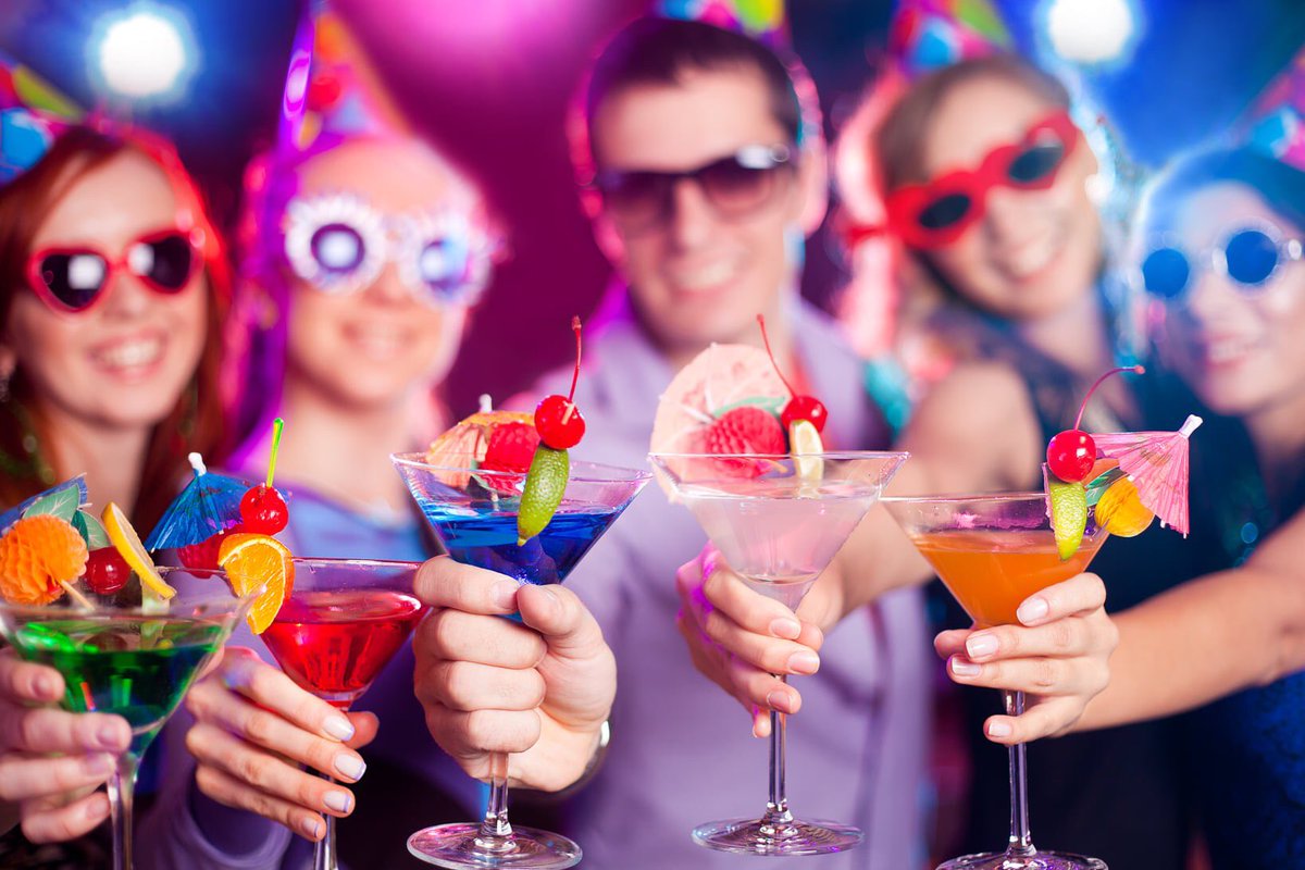 Отметить день рождения в баре. Вечеринка с коктейлями. Коктейльная вечеринка на пляже. Яркая вечеринка. День рождения вечеринка.