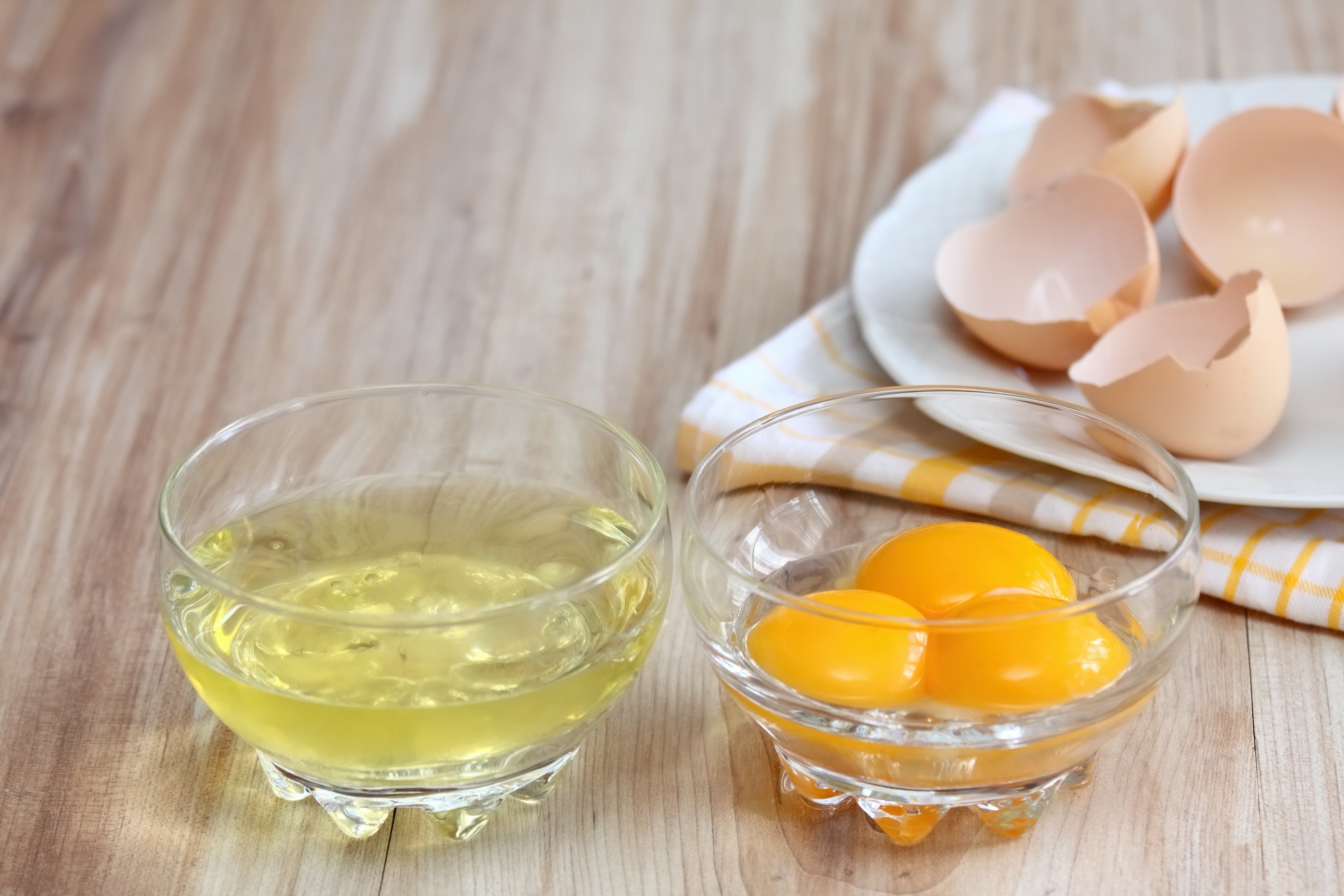 Маска яйцо лимон. Яичный белок. Белок яйца. Яичные белки. Яичный желток.