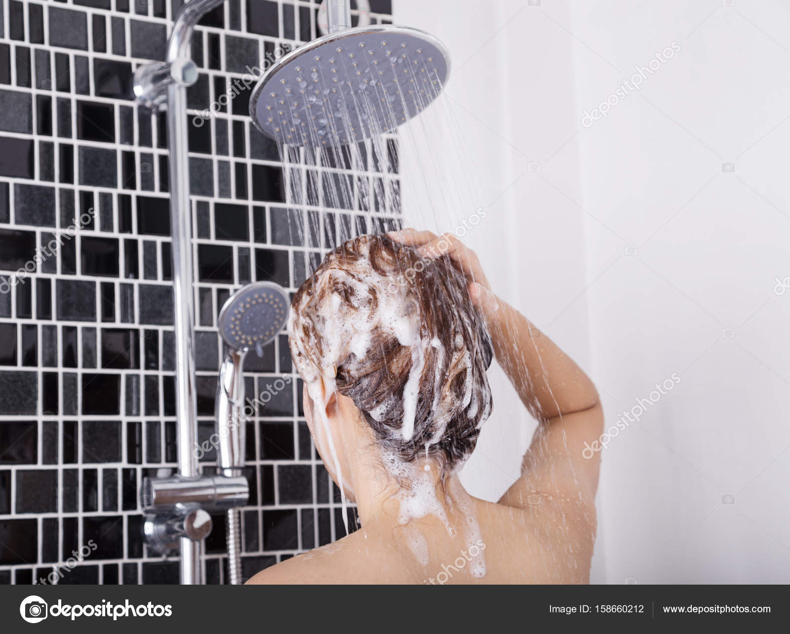 Что душе понравится. Мытье головы. Девушка моет голову. Намыленная женщина. Женская голова в ванной.