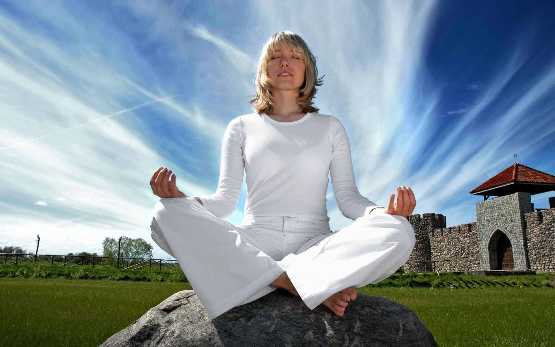Сток света. Медитация исцеление. Духовное самосовершенствование. Женщина развивается. Духовный рост.