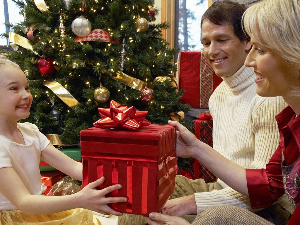 Рождество дарит подарки. Подарки для детей. Подарок к Рождеству. Вручение подарков на новый год. Рождество люди.